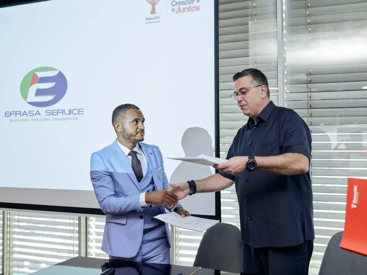 Representante da Efrasa Service em assinatura de parceria empresarial